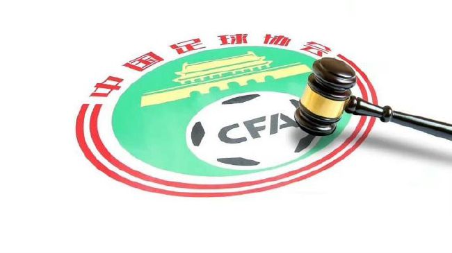 所以，当他用断了的手腕创口，去支撑自己轰然倒下的身体时，巨大的重力，给他两条手腕带来了巨大的冲击与疼痛，疼得他如同一只刚被钓上来的金枪鱼，整个人在地面上拼了命的胡乱扑腾，惨叫不止